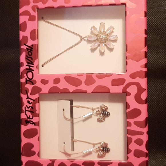 BETSEY JOHNSON BEE & FLOWER EARRING AND NECKLACE SET - Picture 1 of 9